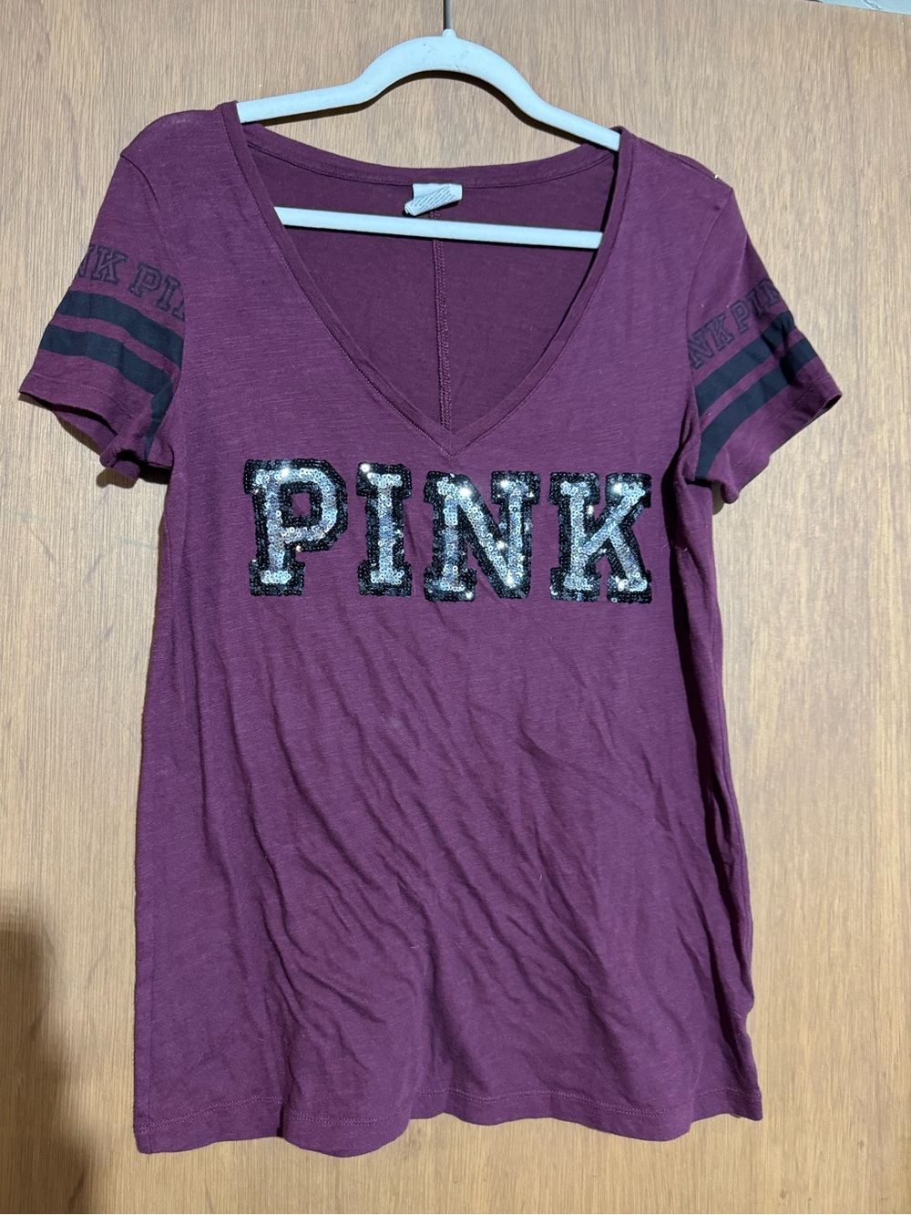PINK Victoria's Secret Plum V‑Neck Sequin Logo Tee